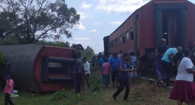 අග්බෝපුරදී දුම්රියක් පීලිපනී